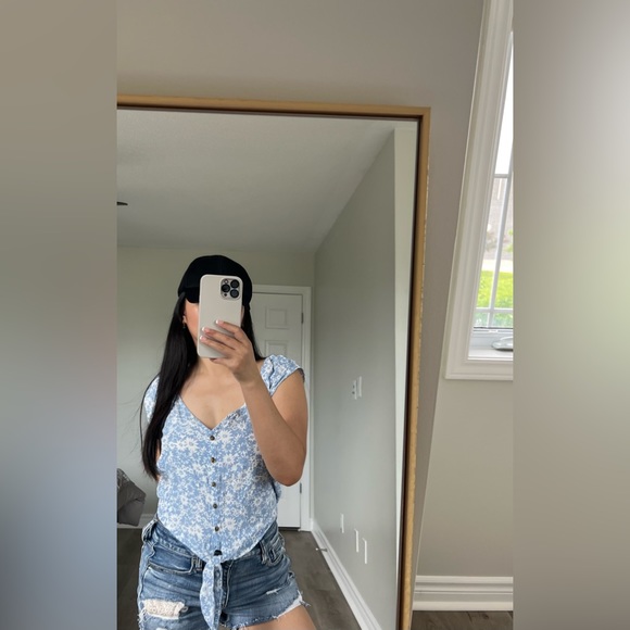 Floral Knot Hem Top - Picture 2 of 3